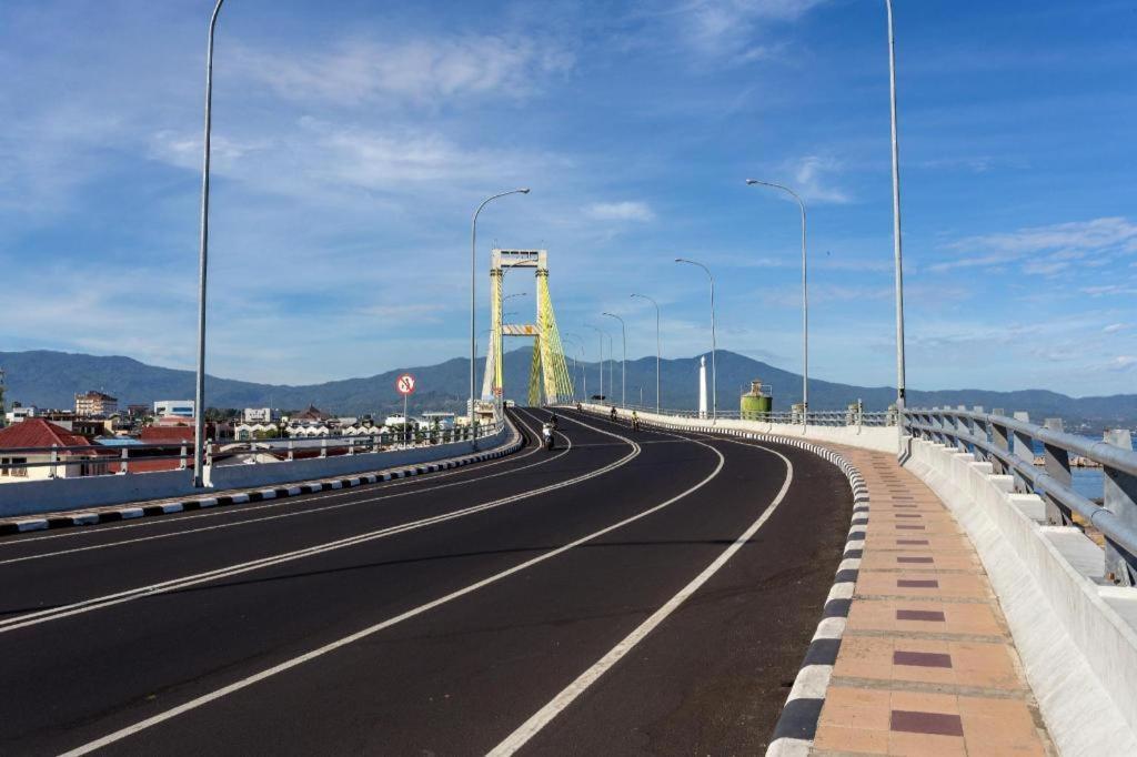 Biz Boulevard Hotel Manado Exterior photo