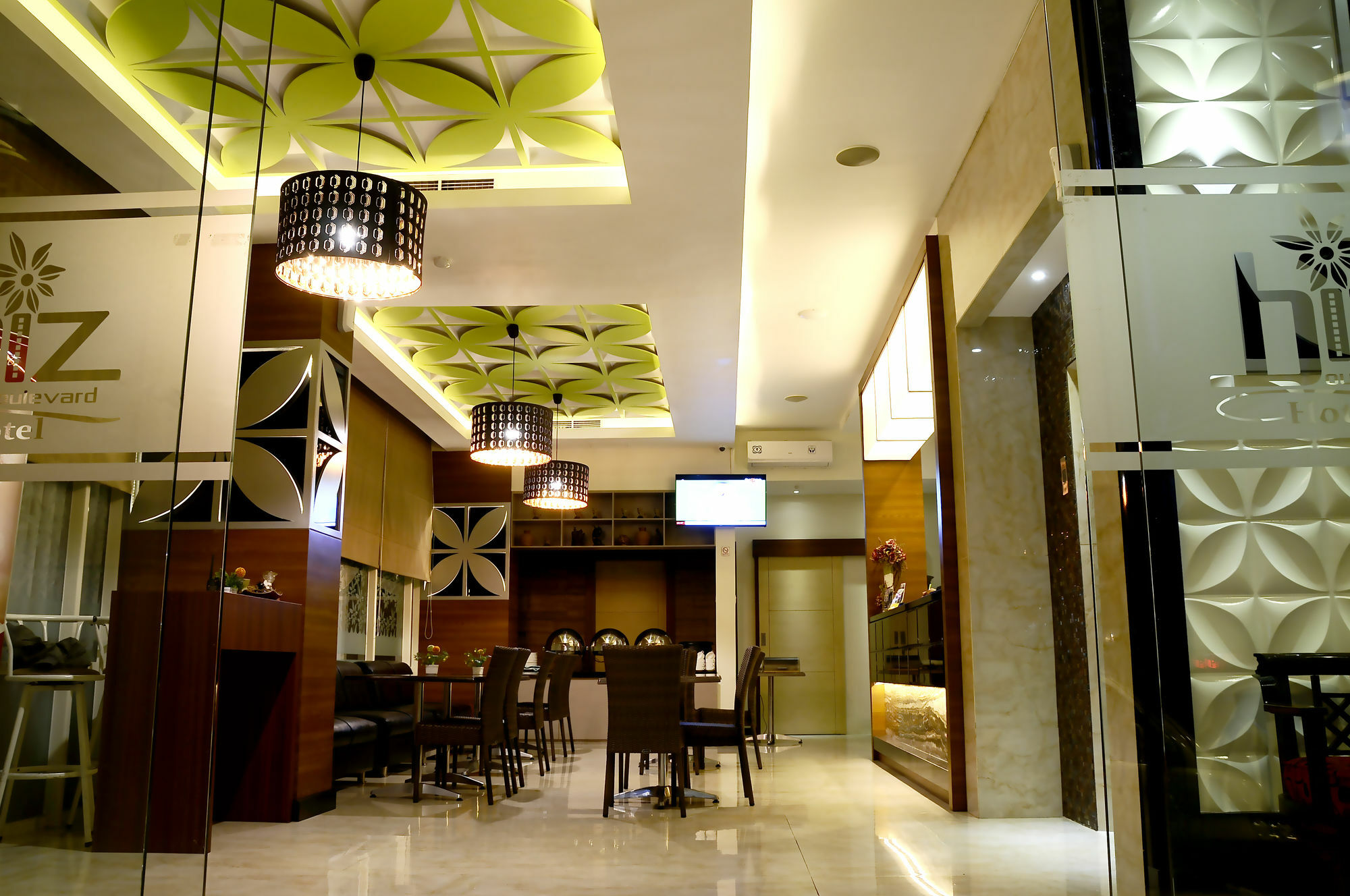 Biz Boulevard Hotel Manado Exterior photo